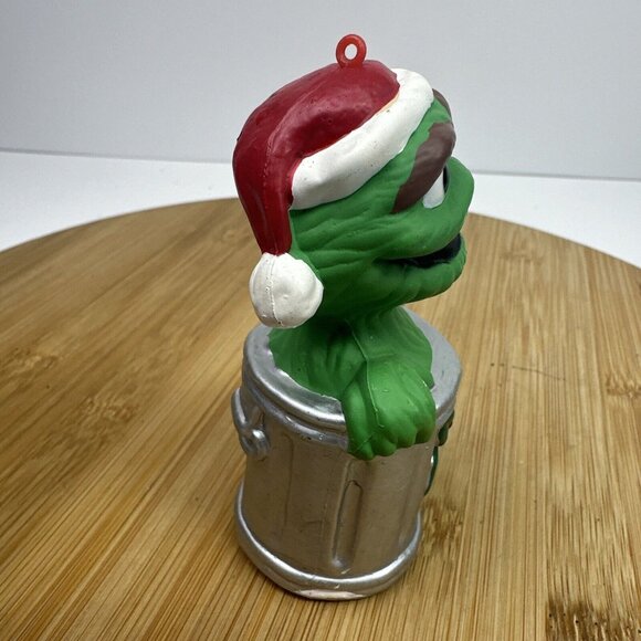 Sesame Street Oscar The Grouch Plastic Christmas Ornament Trash Can Santa Hat - Picture 2 of 9